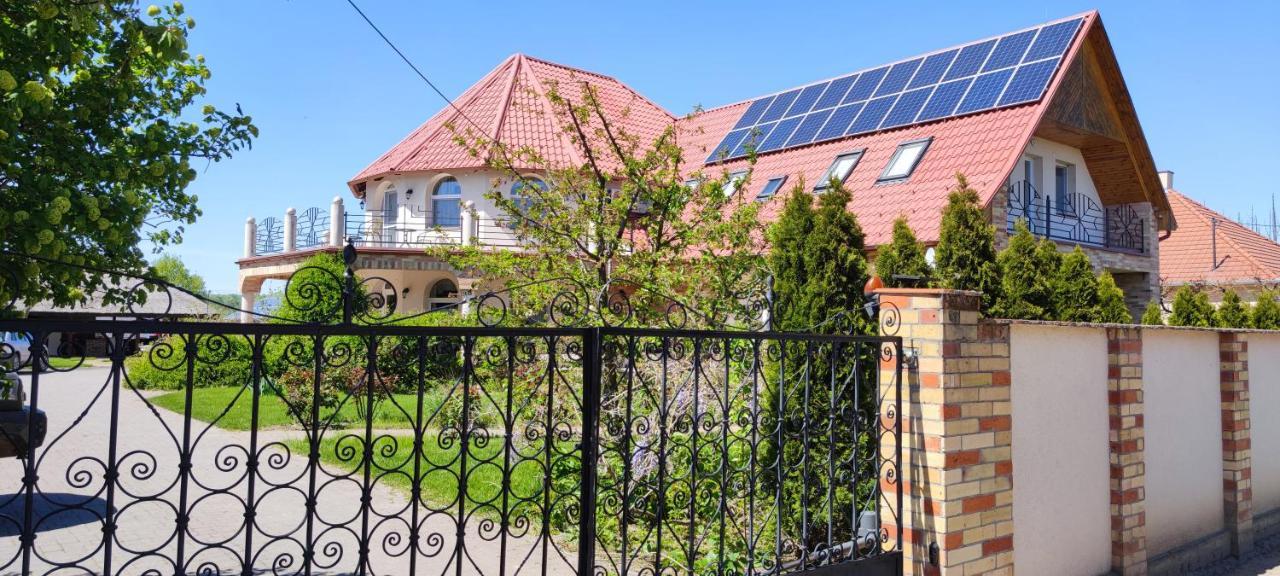 Village Garden Family Guest House Tiszakanyar ภายนอก รูปภาพ