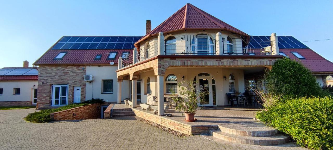 Village Garden Family Guest House Tiszakanyar ภายนอก รูปภาพ