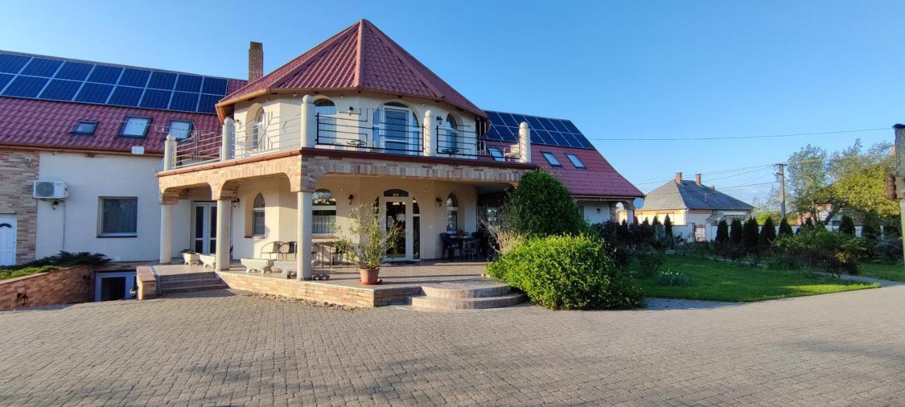 Village Garden Family Guest House Tiszakanyar ภายนอก รูปภาพ
