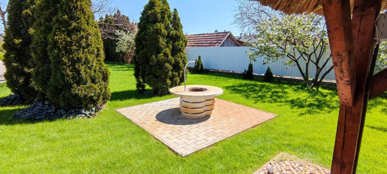 Village Garden Family Guest House Tiszakanyar ภายนอก รูปภาพ