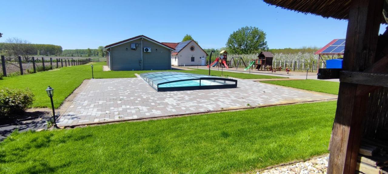 Village Garden Family Guest House Tiszakanyar ภายนอก รูปภาพ