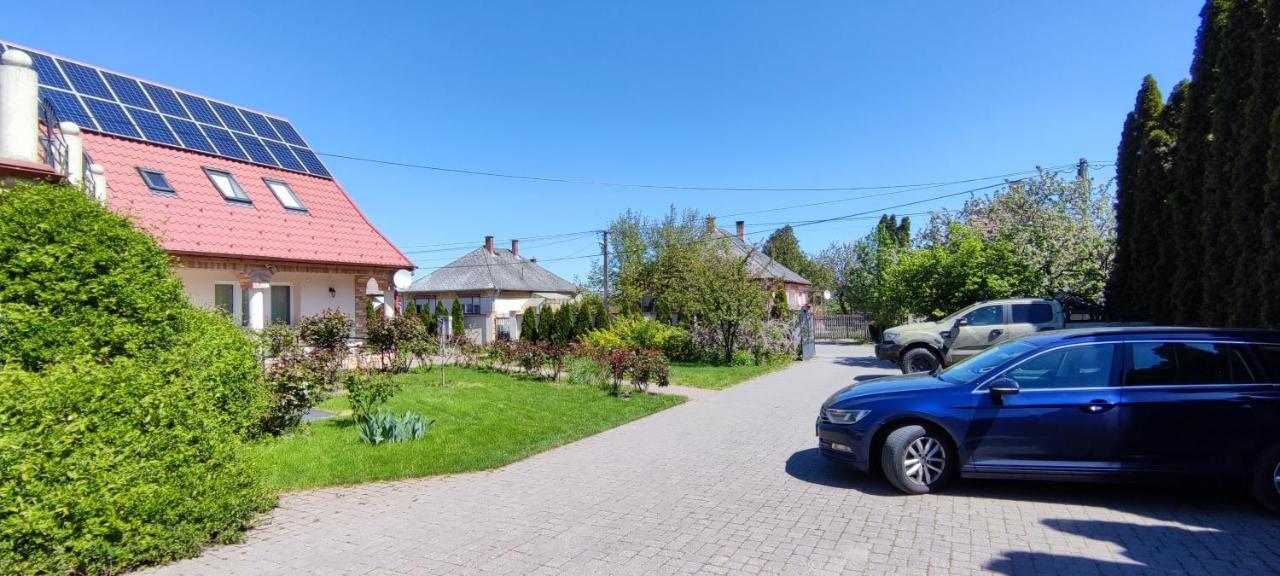 Village Garden Family Guest House Tiszakanyar ภายนอก รูปภาพ