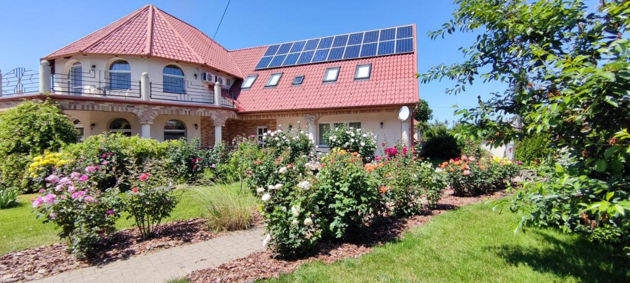 Village Garden Family Guest House Tiszakanyar ภายนอก รูปภาพ
